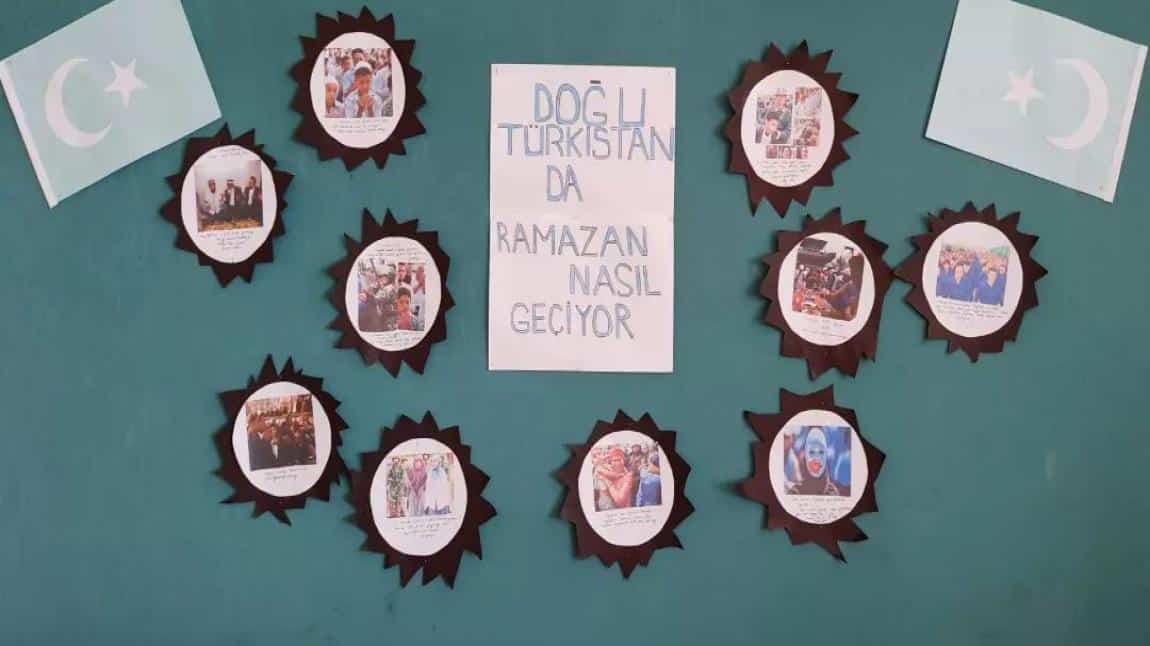 7/C Sınıfı Öğrencilerimiz Doğu Türkistan'da Yaşanan Zulme Dikkat Çeken Pano Hazırladı